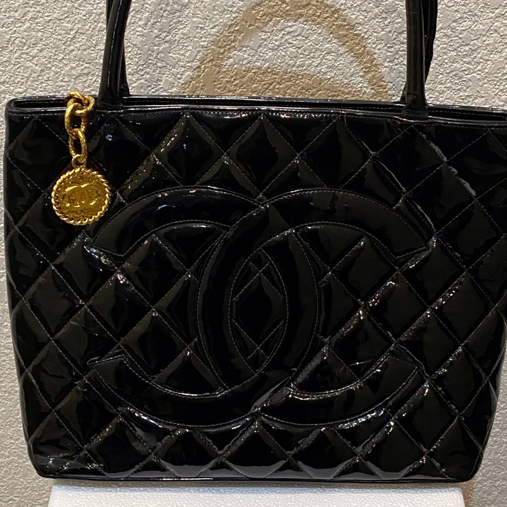 Authentic Chanel CC Black Patent Leather Gold  Medallion Tote Bag. Excellent - Picture 9 of 16